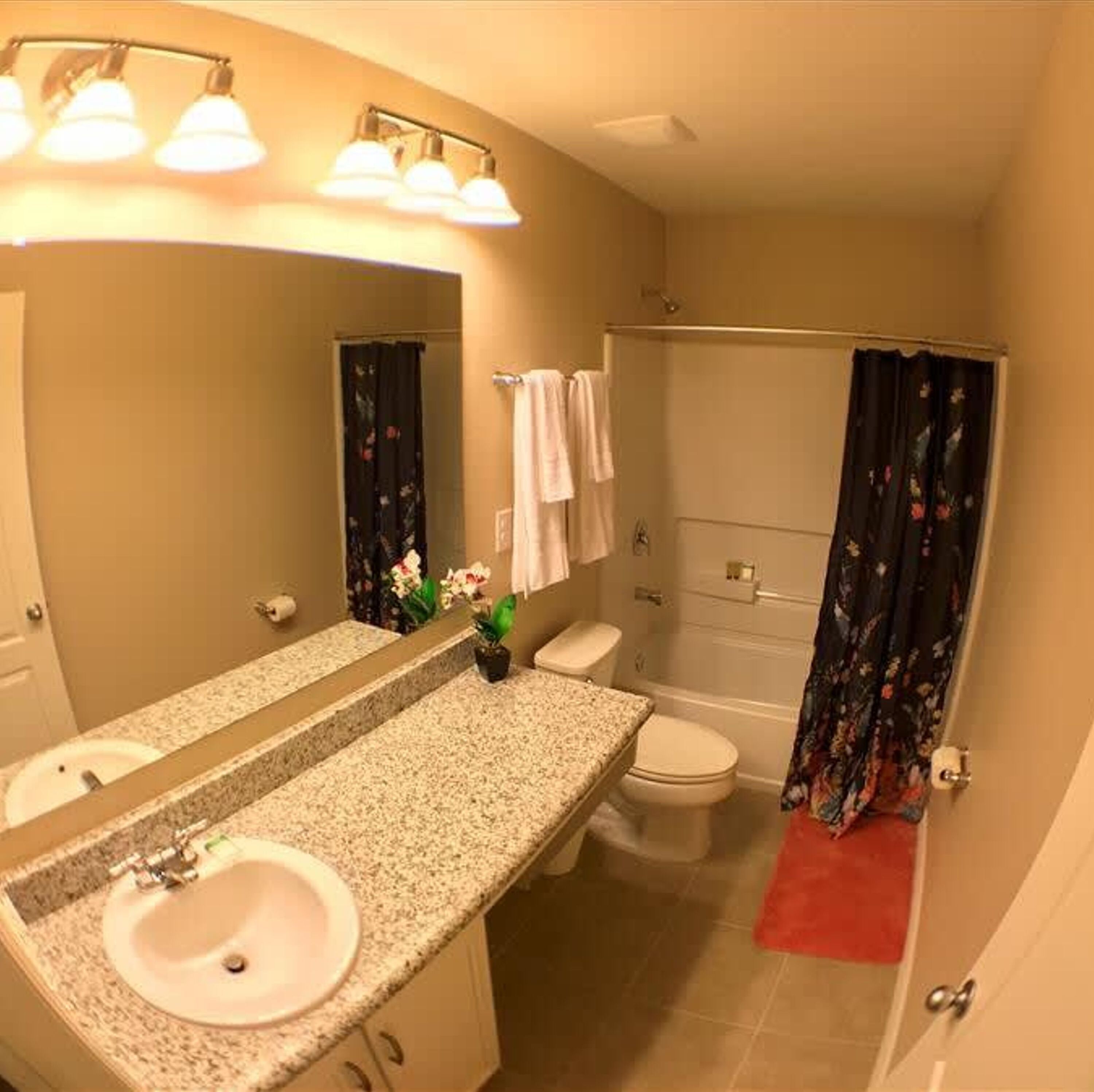 Un baño con lavabo, inodoro y zona de ducha.