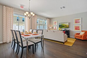 4 bedrooms, desk, soundproofing, Internet - Stunning 4Bd Sleeps9 w Jacuzzi Close to Disney Compass Bay 5113 (Kissimmee)