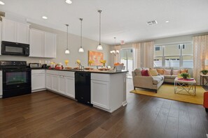 4 bedrooms, desk, soundproofing, Internet - Stunning 4Bd Sleeps9 w Jacuzzi Close to Disney Compass Bay 5113 (Kissimmee)