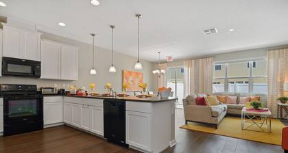 Stunning 4Bd Sleeps9 w Jacuzzi Close to Disney Compass Bay 5113