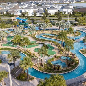 Un parcours de golf comportant de nombreux obstacles d’eau et un espace piscine.
