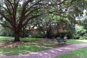 4 bedrooms, desk, soundproofing, Internet