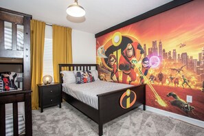 Une chambre à coucher avec un lit, une table de chevet et une fresque représentant des personnages de dessins animés.