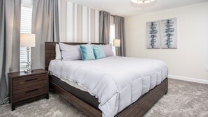 Un dormitorio con una cama grande, dos mesitas de noche y una lámpara de techo.