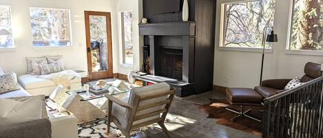 Tv, eldstad och kontor