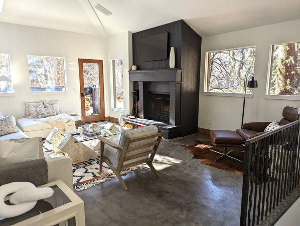 Fernseher, Kamin, Arbeitsbereiche