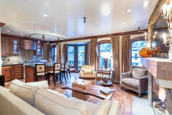 Televisión y chimenea 