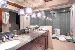 Tina, secadora de cabello, toallas 