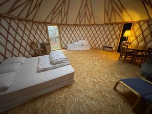 1 dormitorio, escritorio, tabla de planchar con plancha y cuna de viaje