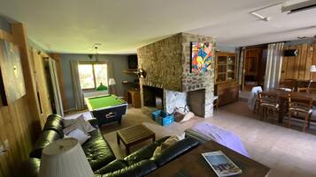 Een smart-tv, een open haard en een stereo