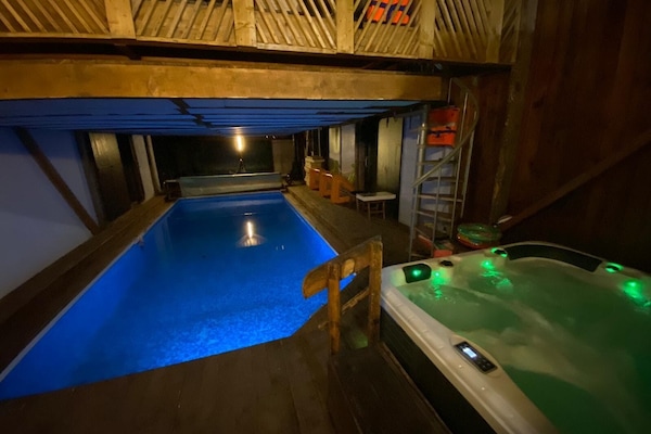 Una piscina cubierta, una piscina climatizada