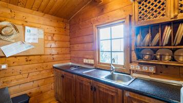 Een koelkast, een koffiezetapparaat/waterkoker, een waterkoker