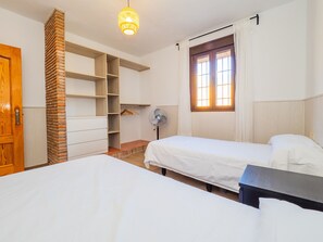3 bedrooms, iron/ironing board, free WiFi, bed sheets