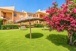 Property grounds - Cubo's El Faro Beach Apartment with Pool / sea views / close to beach / free wifi (Mijas Costa)