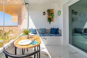 Dining - Cubo's El Faro Beach Apartment with Pool / sea views / close to beach / free wifi (Mijas Costa)