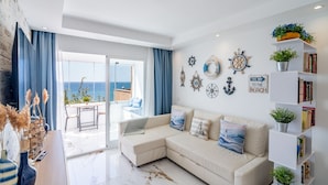 Living area - Cubo's El Faro Beach Apartment with Pool / sea views / close to beach / free wifi (Mijas Costa)