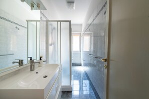 Een douche, een haardroger, een bidet, handdoeken