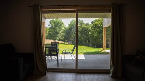 Ein Zimmer mit einer Glastür, die auf eine Außenpatio führt.