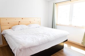 2 bedrooms, iron/ironing board, travel crib, WiFi - Bluffside Gardens Maple Series Unit 1B (Decorah)