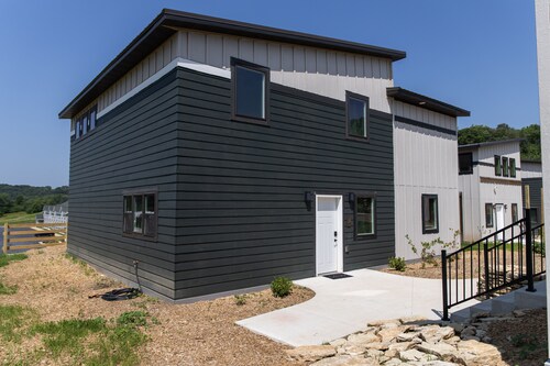 Bluffside Gardens Oak Series 11 Person Cabin Unit 6