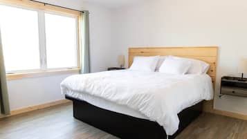 4 bedrooms, iron/ironing board, WiFi, bed sheets