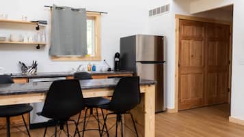 Kühlschrank, Mikrowelle, Herdplatte, Geschirrspüler