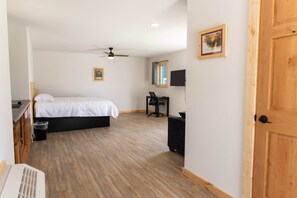 1 bedroom, iron/ironing board, WiFi, bed sheets - Bluffside Gardens Redbud Series Unit 7A - Pet Friendly (Decorah)