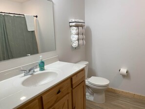Bathtub, towels - Bluffside Gardens Maple Series Unit 7B - Pet Friendly (Decorah)