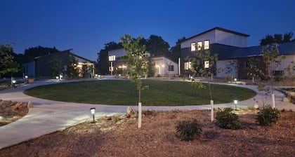 Bluffside Gardens Redbud Series 8A - Pet Friendly