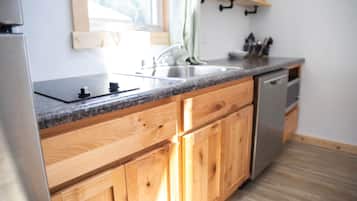 Fridge, microwave, stovetop, dishwasher