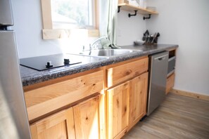 Fridge, microwave, stovetop, dishwasher - Bluffside Gardens Maple Series 8B - Pet Friendly (Decorah)