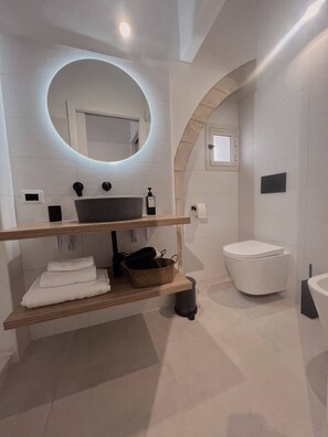 Dusj, hårføner, bidé og håndklær