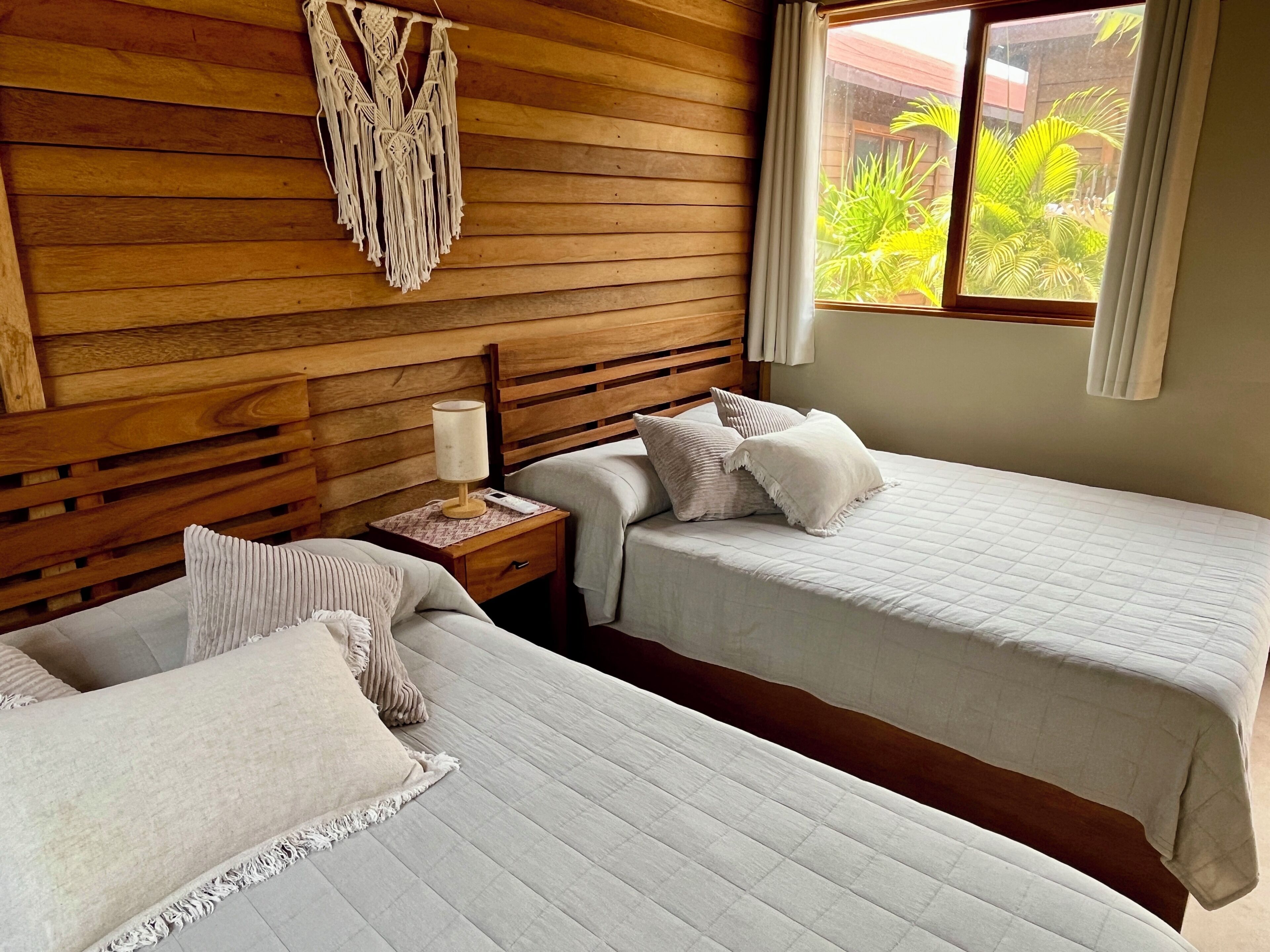 舒适双人房 | 办公桌、免费 WiFi、床单