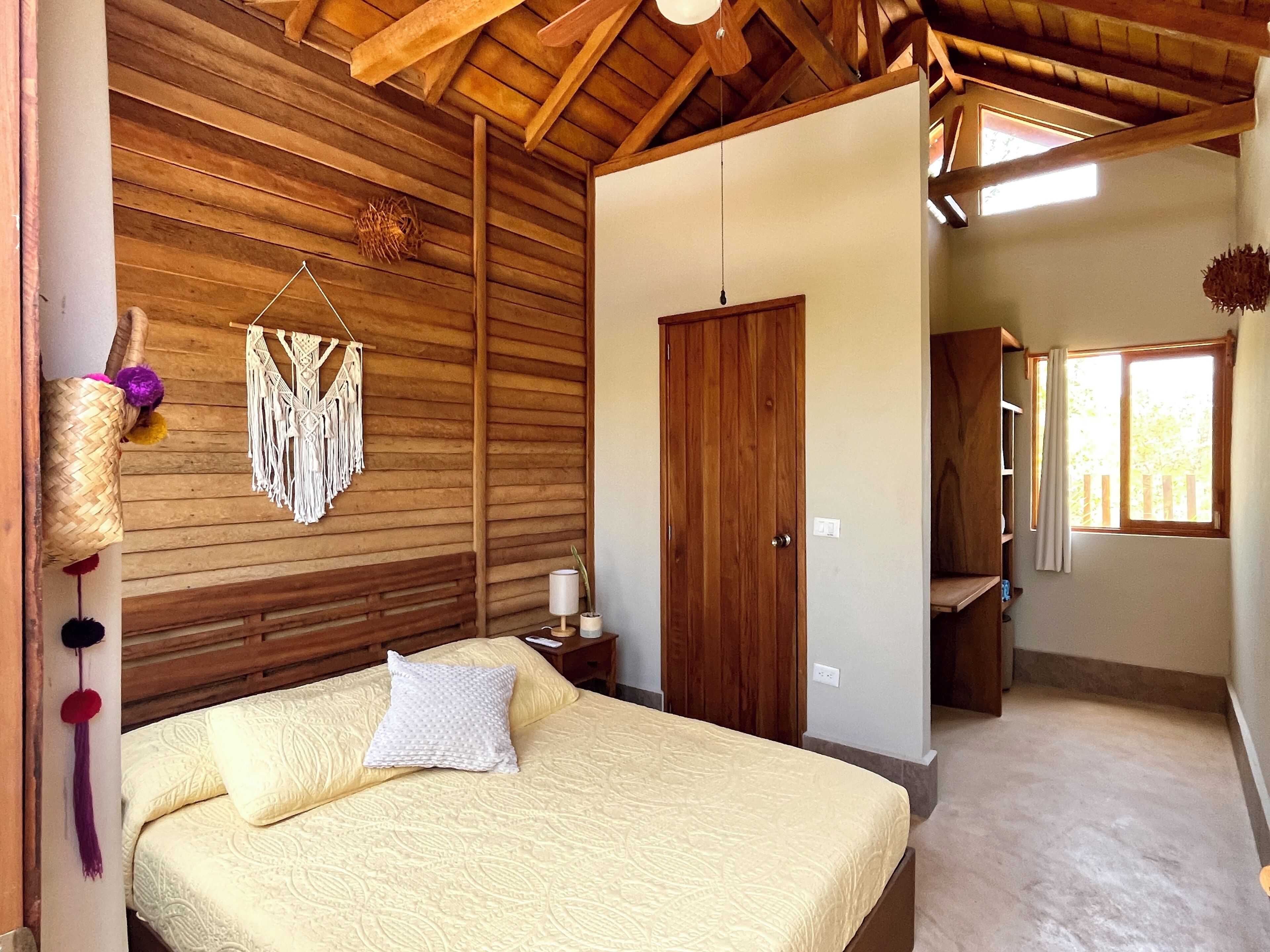 设计客房 | 办公桌、免费 WiFi、床单