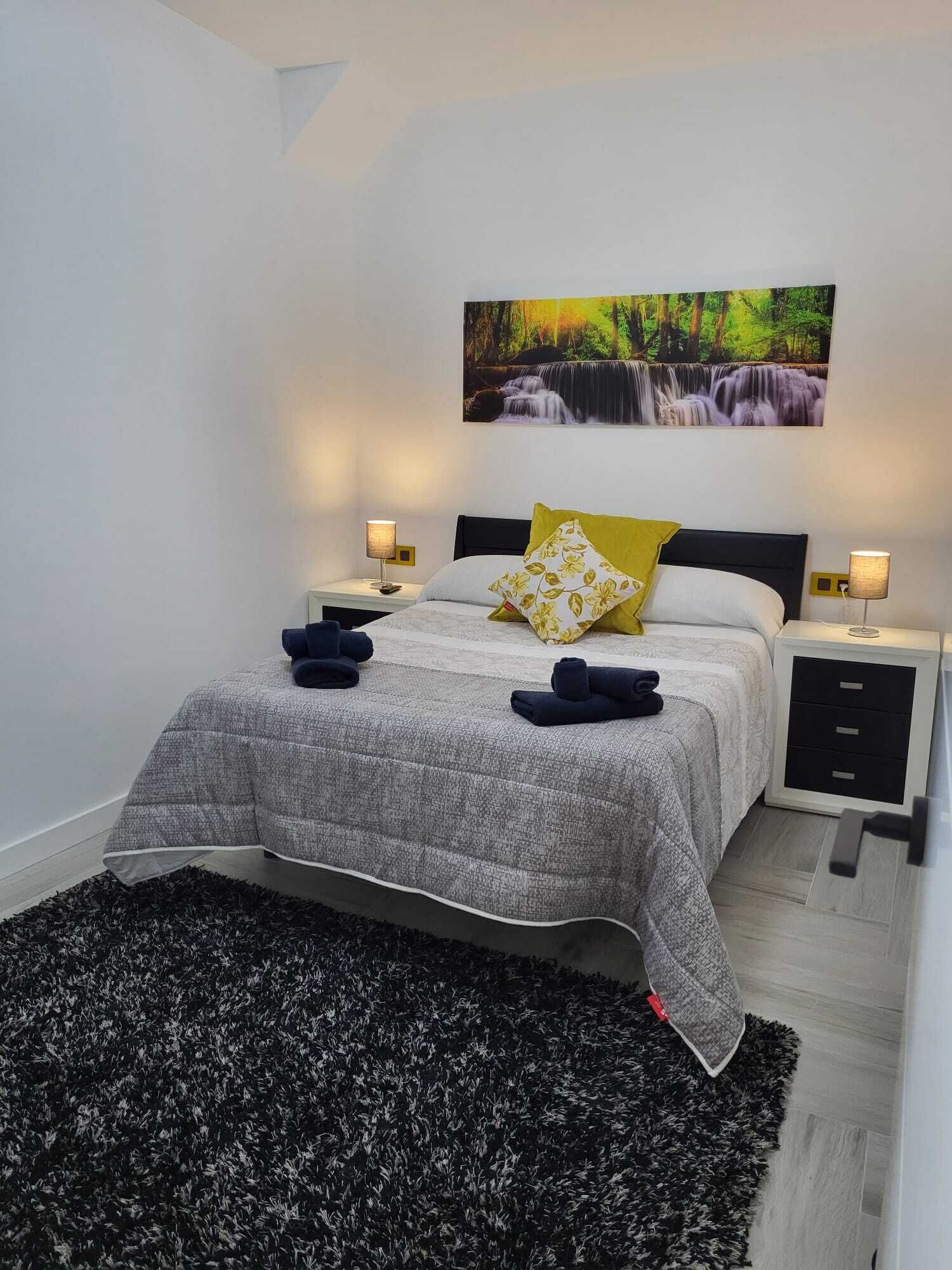 2 chambres, bureau, fer et planche à repasser, lit parapluie