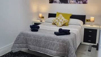 2 chambres, bureau, fer et planche Ă repasser, lit parapluie