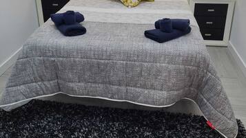 2 chambres, bureau, fer et planche Ă repasser, lit parapluie