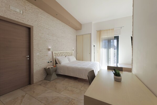 9 Schlafzimmer, Zimmersafe, Schreibtisch, Bügeleisen/Bügelbrett