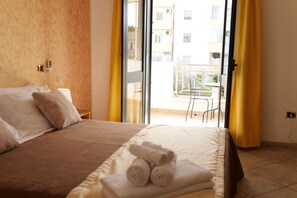 9 Schlafzimmer, Zimmersafe, Schreibtisch, Bügeleisen/Bügelbrett