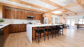 Frigorífic, microones, placa de cuina i rentaplats