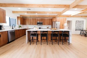 Fridge, microwave, stovetop, dishwasher - Desert Dreams ~ A Lux Oasis (Phoenix)