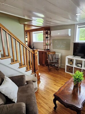 Smart-tv, een dvd-speler, boeken en een filmbibliotheek