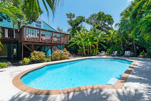Palm Paradise - Pet Friendly Home on Siesta Key w/ Large Heated Private Pool & Outdoor Area!