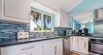 Palm Paradise - Pet Friendly Home on Siesta Key w/ Large Heated Private Pool & Outdoor Area!