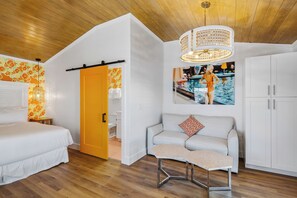 Citrus Queen | 1 室のベッドルーム、高級寝具、ピロートップベッド、客室ごとに異なる装飾