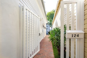 Exterior - Custom House Inn (Key West)