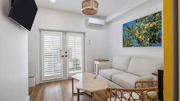 Apartament Deluxe | Sala d'estar | Televisor