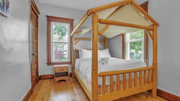 3 slaapkamers, een bureau, een strijkplank/strijkijzer, reisbedje