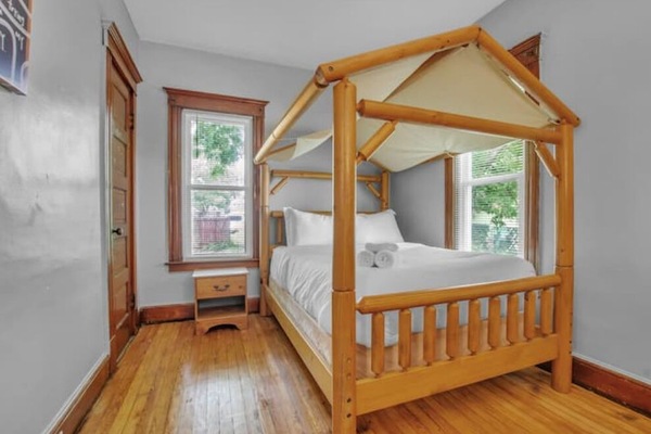 3 bedrooms, desk, iron/ironing board, travel crib