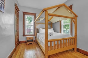 3 bedrooms, desk, iron/ironing board, travel cot